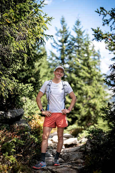 Tom Evans posiert für ein Porträt während des Destination Red Bull-Fotoshootings in Chamonix, Frankreich, am 9. September 2022.