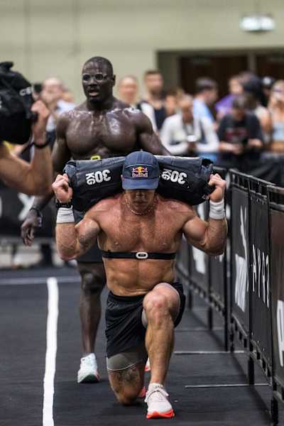 Noah Ohlsen se enfrenta a las duras estocadas con saco de arena durante el Campeonato del Mundo Hyrox en Chicago, Illinois, EE.UU., el 15 de junio de 2025.