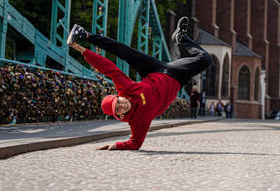 Paulina balances on her right forearm with the legs in an L-shape.