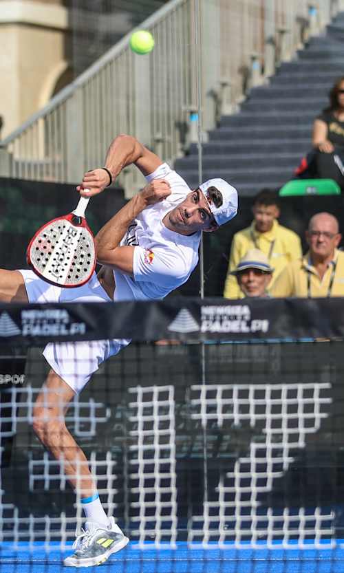 Juan Lebrón Chincoa en acción durante un partido de pádel el 28 de octubre de 2022, en Giza, Egipto