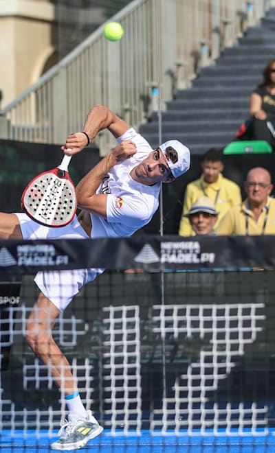 Juan Lebrón Chincoa en acción durante un partido de pádel el 28 de octubre de 2022, en Giza, Egipto