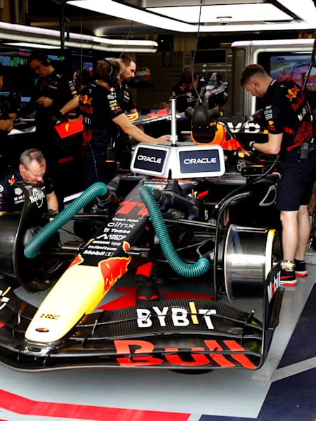 Les "petites mains" du Red Bull Racing Team s'affairent dans un paddock de F1. Quels sont les métiers du paddock de Formule 1&nbsp;?