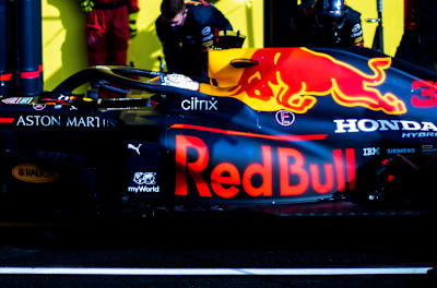Un monoplaza de Red Bull Racing realiza una parada en boxes en el circuito de Mugello.