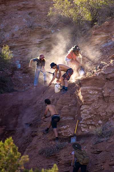 Carson Storch, Jess Blewitt, Vinny Armstrong und die Crew arbeiten an der Line von Red Bull Formation 2021 in Virgin, Utah, USA.