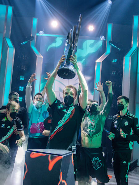 G2 raise the LEC 2022 Spring Playoffs trophy 
