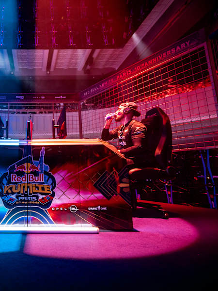 EndingWalker et Big Bird s'affrontent lors de la grande finale du Red Bull Kumite 2025 à la Maison de la Mutualité à Paris, France.