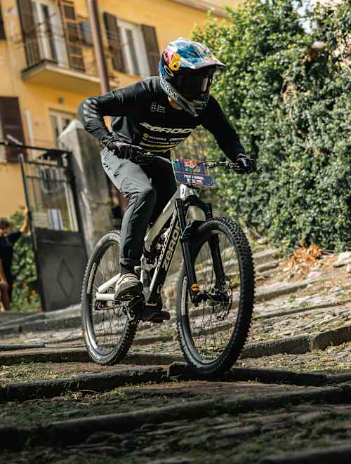 Pedro Burns charges down the challenging urban course at Red Bull Cerro Abajo in Genova, Italy. 