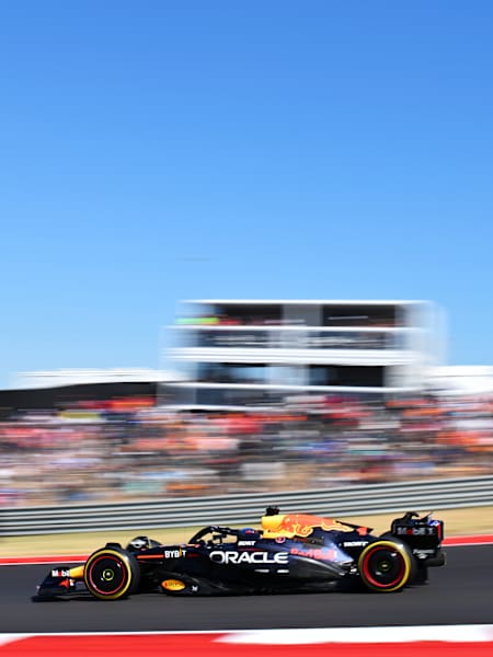 Max Verstappen conduciendo el Oracle Red Bull Racing RB20 en pista durante el Gran Premio de F1 en Austin, Texas.