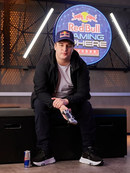 Il campione di Call of Duty Warzone Jukeyz, seduto in una foto alla Red Bull Gaming Sphere