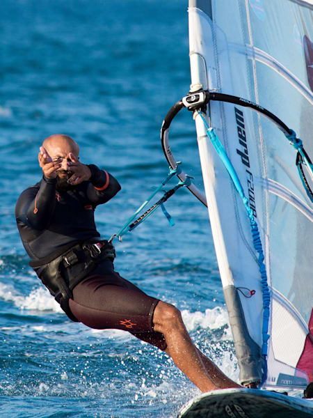 Çeşme'de sörf eğitmenliği yapan Abdurrahim Korkmaz