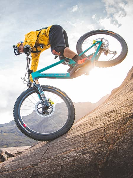 Le rider Danny MacAskill sur île de Skye. 