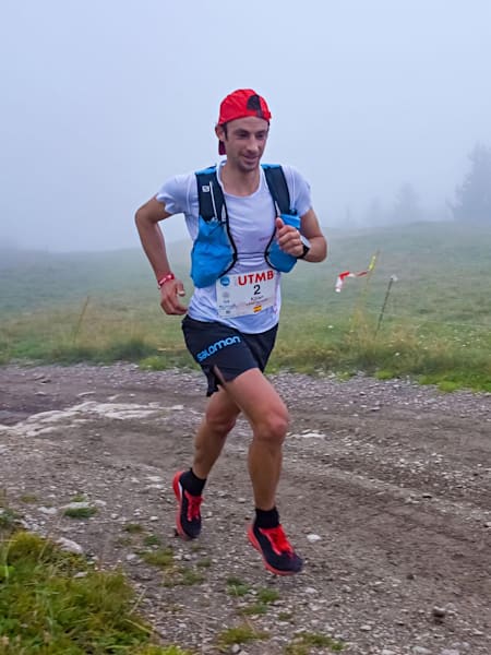 ジョルネは脚をハチに刺されるというハプニングに遭遇