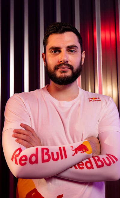 Óscar “Mixwell” Cañellas, creador de contenido, posa para un retrato como atleta Red Bull.