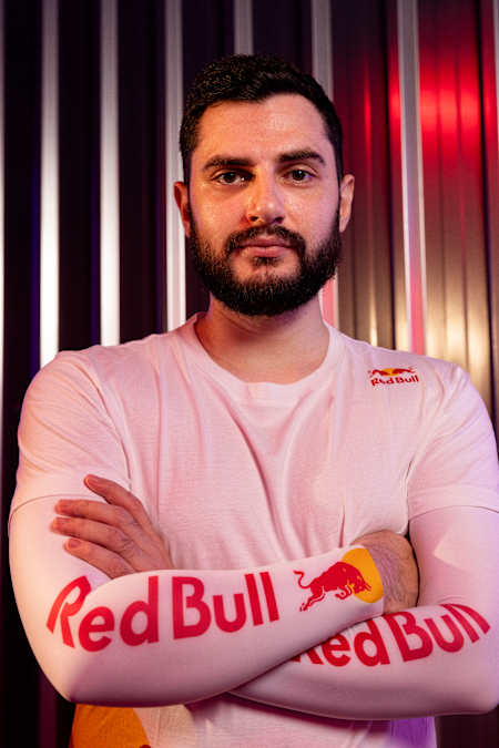 Óscar “Mixwell” Cañellas, creador de contenido, posa para un retrato como atleta Red Bull.