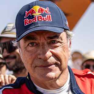 Carlos Sainz en la línea de meta del Rally Du Maroc 2024 en Mengoub, Marruecos, el 11 de octubre de 2024.