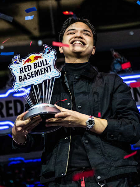 Aldrin 'Soj' Sojourner Gamayon del equipo AgriConnect celebra la victoria en la Final Mundial Red Bull Basement en Tokio, Japón, el 5 de diciembre de 2024.