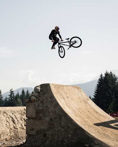 Dawid Godziek se produit au Red Bull Joyride à Whistler, au Canada, le 29 juillet 2023.