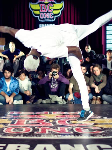Le Français Niggaz du Pockemon Crew/Tie Break danse lors d'un battle de breakdance du Red Bull BC One Cypher à Lille, en France, en 2012.