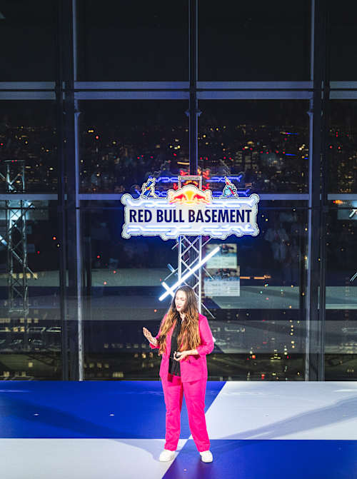 La Germane Sophia Lick fait le pitch final pour son idée MindLeague devant les juges internationaux lors de la finale mondiale du Red Bull Basement à Tokyo, au Japon, le 5 décembre 2024.