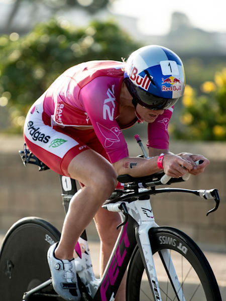 La triathlète Daniela Ryf sur son vélo lors d'un triathlon Ironman 70,3 en Afrique du Sud.