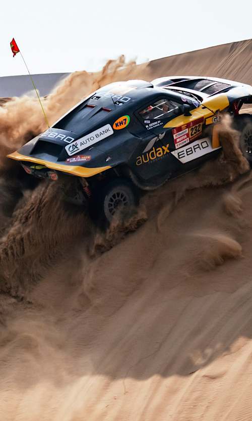 Laia Sanz (ESP) y Maurizio Gerini (ITA) de EBRO Motorsport compiten durante la etapa 10 del Rally Dakar 2026 en Bisha, Arabia Saudita, el 14 de enero de 2026.