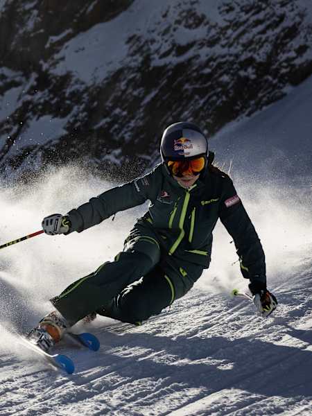 L’Allemande Johanna Holzmann skie lors d'une session de télémark à Pitztal, en Autriche."