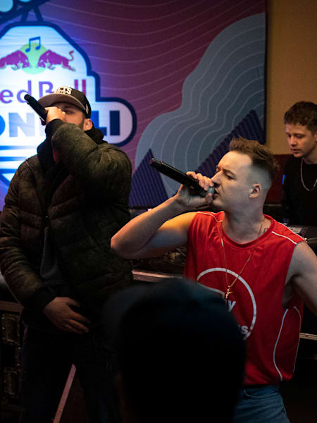 Beim Red Bull Gondeli in Andermatt performen Mimiks und Xen ihren Hit "Kei VIP"