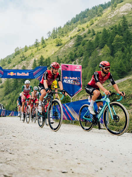 Die Spitzengruppe durchfährt den Red Bull Kilometer beim Giro d'Italia.