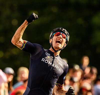 Vlad Dascălu en plena celebración durante la carrera del Campeonato del Mundo de XCO Sub-23 en Mont-Sainte-Anne en 2019.