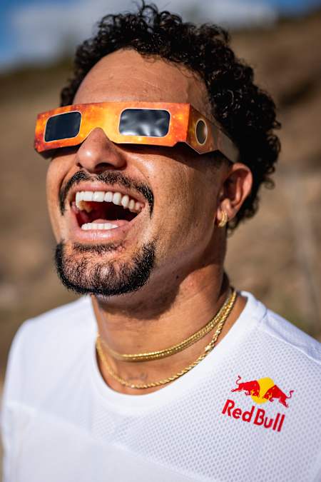 Italo Ferreira observando eclipse em Baía Formosa