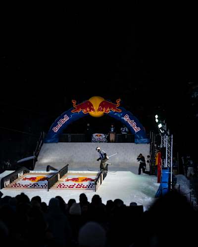 Der Profi-Skifahrer Jesper Tjäder nimmt die Red Bull Rail Riot-Strecke in Laax in der Schweiz