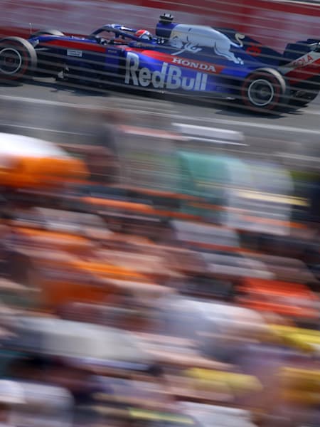 Daniił Kwiat z teamu Toro Rosso w akcji podczas wyścigu F1 o GP Australii