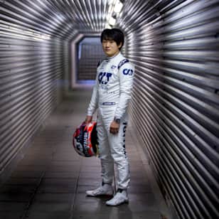 Le nouveau pilote AlphaTauri Yuki Tsunoda pose pour un portrait lors de son premier test en Formule 1 sur le circuit d'Imola le 4 novembre 2020.