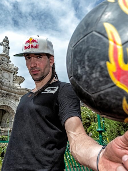 Sean Garnier en action en football freestyle à Bombay.