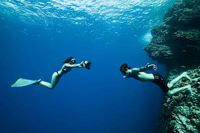 Julie Gautier apnéiste et réalisatrice lors d'un tournage dans les eaux de l'île d'Okinawa au Japon.
