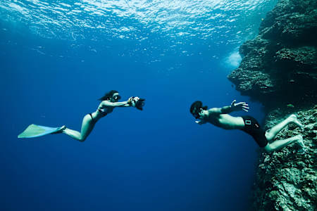 Julie Gautier apnéiste et réalisatrice lors d'un tournage dans les eaux de l'île d'Okinawa au Japon.