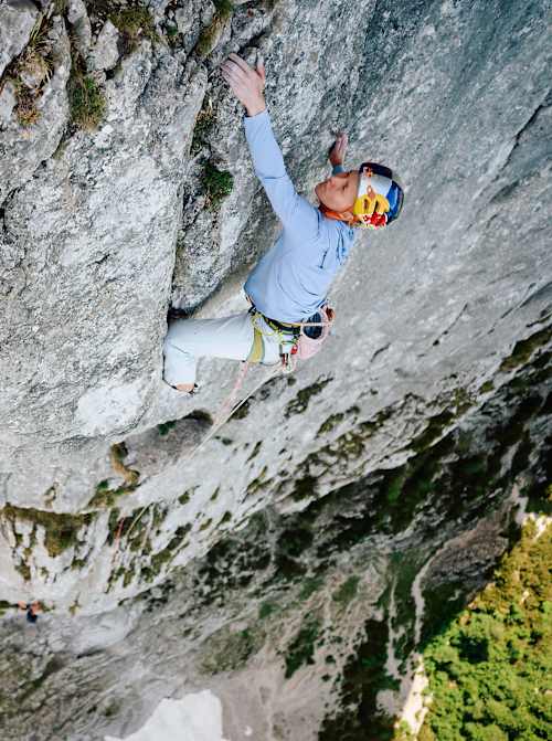 Trad- und Bigwall-Kletterin Lara Neumeier klettert die Route „Des Kaisers neue Kleider“ am Wilden Kaiser in Österreich und vollendet so die Alpine Trilogie.