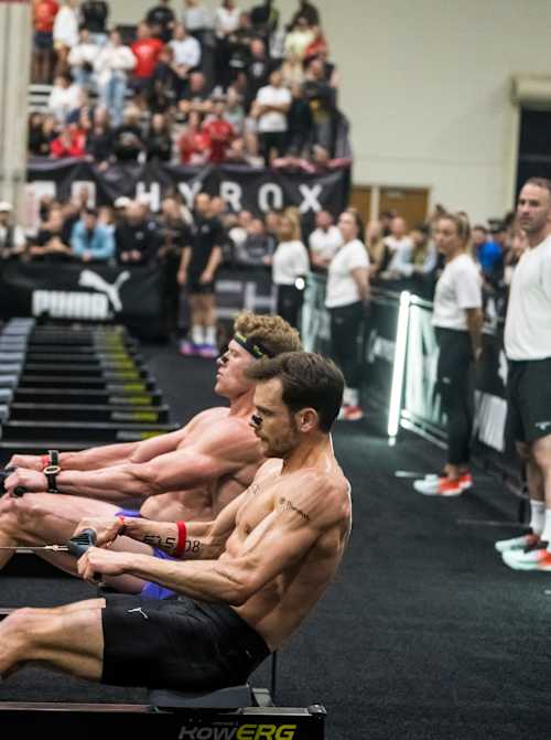 Тім Веніш та Хантер Макінтайр змагаються на веслувальних тренажерах під час заходу HYROX Elite 15 у Чикаго, США.