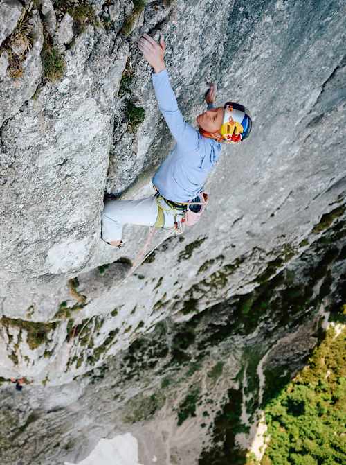 Trad- und Bigwall-Kletterin Lara Neumeier klettert die Route „Des Kaisers neue Kleider“ am Wilden Kaiser in Österreich und vollendet so die Alpine Trilogie.