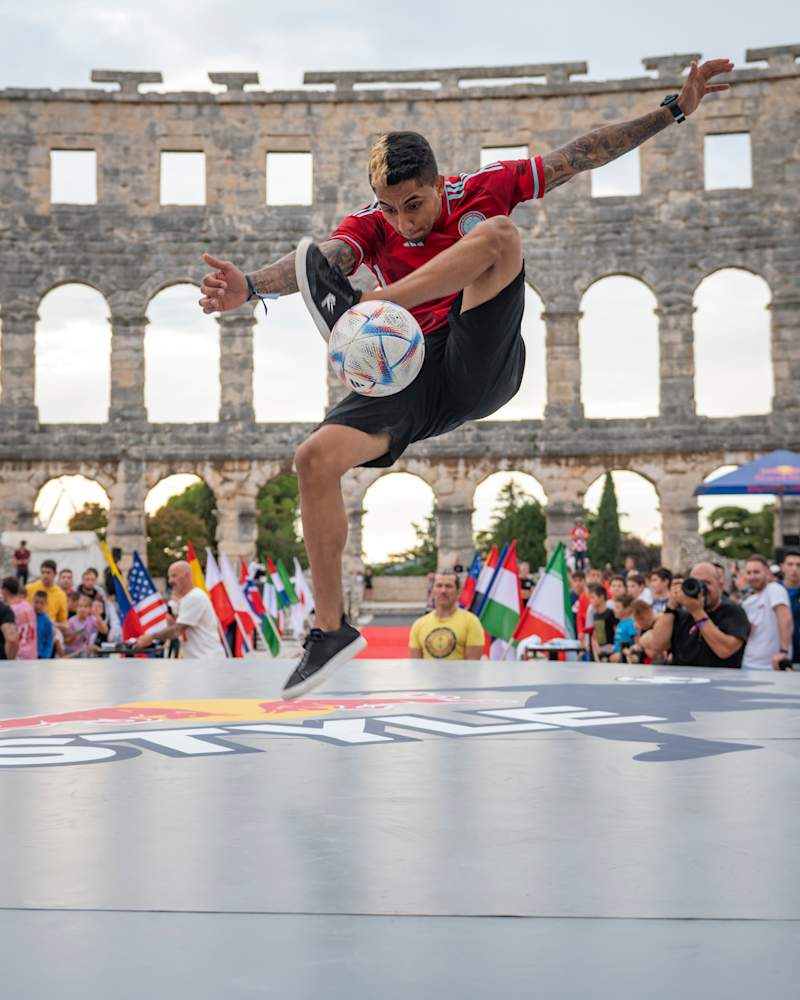 フリースタイルサッカー | Red Bull