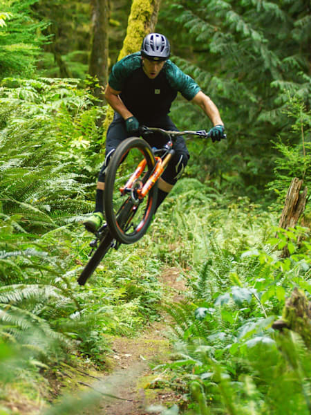 Bryn Atkinson bei einem Jump zwischen Farnen bei „Sound of Speed".