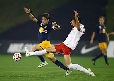 Jonatan Soriano (RBS) y Matt Miazga (RB Leipzig) en 2015.