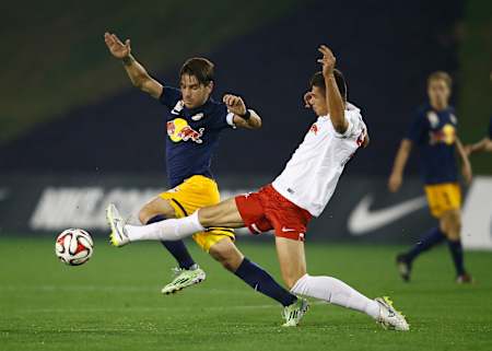 Jonatan Soriano (RBS) y Matt Miazga (RB Leipzig) en 2015.