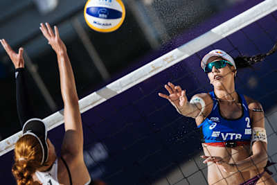 Duda Lisboa in Aktion am Netz beim Beachvolleyball in Sotschi, Russland, am 27. Mai 2021.