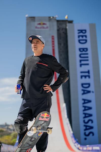 Sandro Dias está em frente à rampa do Red Bull Building Drop In em Porto Alegre, Brasil.