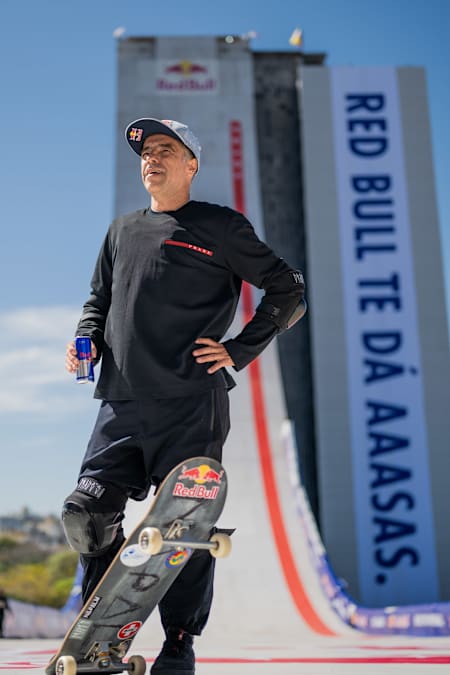 Sandro Dias delante de la rampa del Red Bull Building Drop In en Porto Alegre, Brasil.