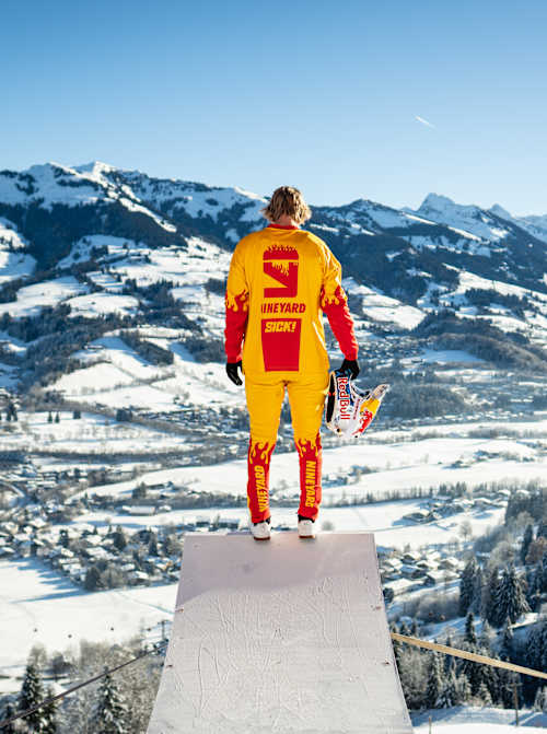 Mountainbiker Fabio Wibmer steht auf dem Gipfel der Streif, Österreich.