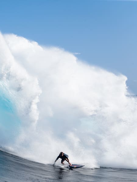 Le surfeur américain Kai Lenny prend une vague énorme à Jaws sur la côte nord de l'île de Maui, dans l'archipel de Hawaï en janvier 2020.
