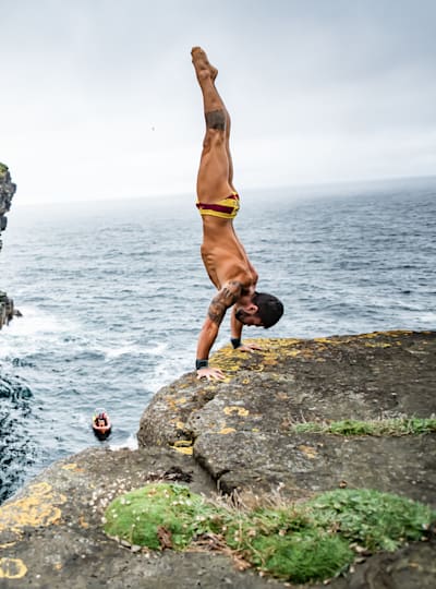 El español Carlos Gimeno se prepara antes de saltar durante la cuarta parada de las Series Mundiales de Red Bull Cliff Diving en Downpatrick Head, Irlanda, el 10 de septiembre de 2021.