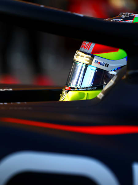 Sergio Pérez en la cabina del RB19.